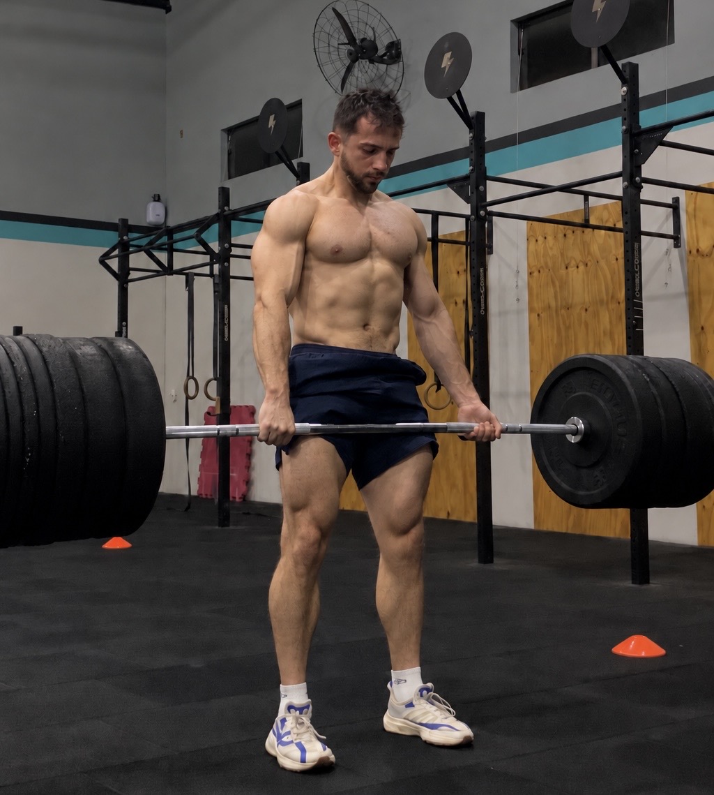 Atleta realizando levantamento terra com barra carregada